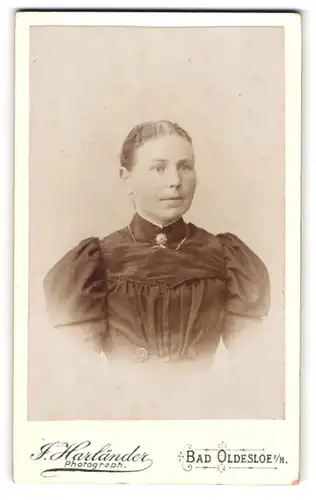 Fotografie J. Harländer, Bad Oldesloe i. H., Frau mit Kleid und glattem Haar im Portrait