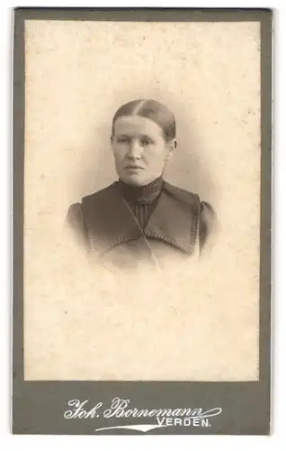 Fotografie Joh. Bornemann, Verden, traurig blickende Frau im Portrait