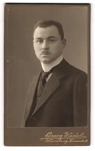 Fotografie Georg Wedel, Würzburg, Mann mit Oberlippenbart und Anzug mit Krawatte im Portrait
