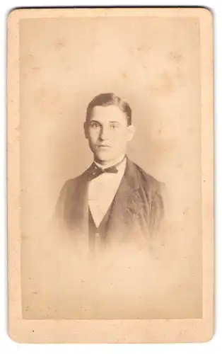 Fotografie H. Burghard, Luckau, Mann mit Anzug und Fliege im Portrait