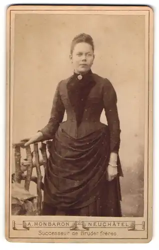 Fotografie A. Monbaron, Neuchatel, Frau mit weitem Kleid