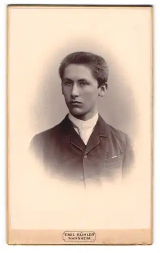 Fotografie Emil Bühler, Mannheim, Portrait Knabe im Anzug