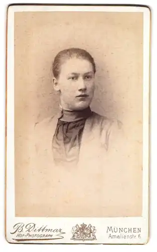Fotografie B. Dittmar, München, junge Frau mit Kleid im Portrait