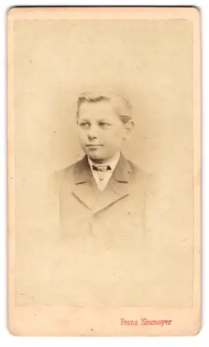 Fotografie Franz Neumayer, München, Knabe mit Anzug und Krawatte im Portrait