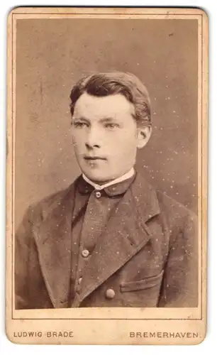 Fotografie Ludwig Brade, Bremerhaven, junger Mann im Portrait