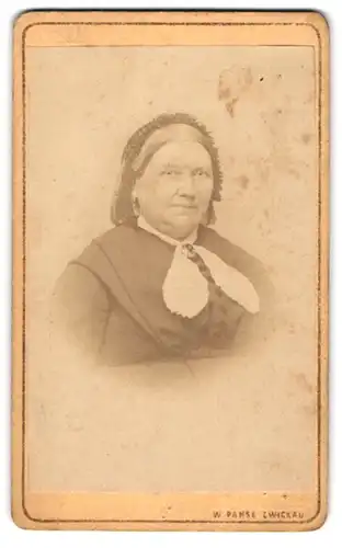 Fotografie W. Panse, Zwickau, betagte Frau mit Haube im Portrait