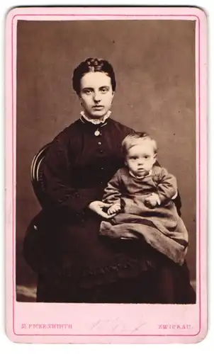 Fotografie M. Fickenwirth, Zwickau, Frau im Kleid mit ihrem Kind