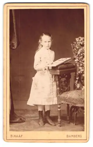 Fotografie B. Haaf, Bamberg, Mädchen mit Kleid und Stiefel im Portrait