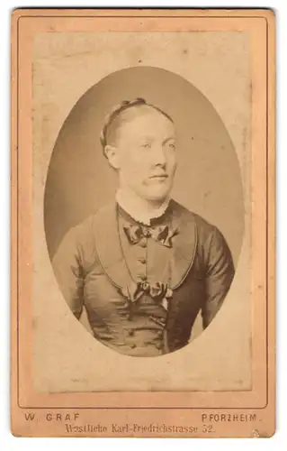 Fotografie W. Graf, Pforzheim, Frau in engem Kleid mit geflochtenem Haar
