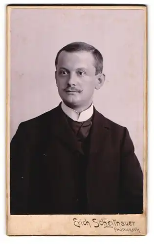 Fotografie Erich Scheithauer, Zwickau a/S., Portrait Herr im schwarzen Jacket