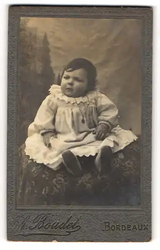 Fotografie Ch. Boudet, Bordeaux, Portrait Baby im niedlichen Kleidchen
