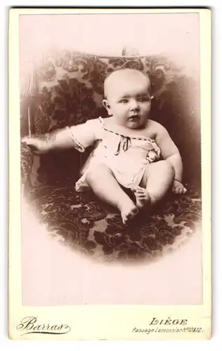 Fotografie Barras, Liege, Portrait süsses Baby auf einem Sessel sitzend porträtiert