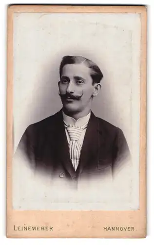 Fotografie Georg Leineweber, Hannover, Portrait junger Mann mit modischer Barttracht im Jacket