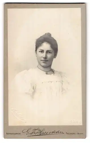 Fotografie G. Hase & Sohn, Freiburg / Baden, Portrait hübsche Frau in weisser Bluse mit Halskette