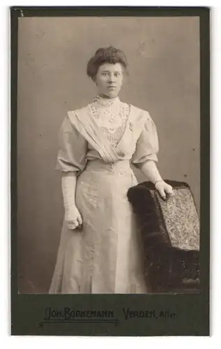 Fotografie Joh. Bornemann, Verden /Aller, Portrait Frau in langem, weissen Kleid mit Handschuhen