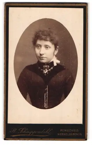 Fotografie R. Schneppendahl, Remscheid, Portrait einer Frau mit prächtigem Schmuck