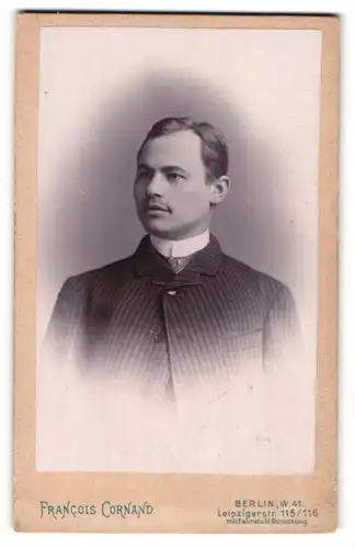 Fotografie Francois Cornand, Berlin, Portrait elegant gekleideter Herr trägt eine kleine Krawattennadel