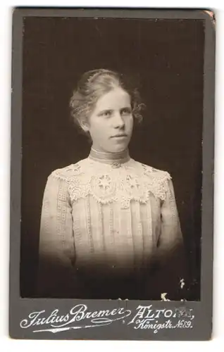 Fotografie Julius Bremer, Altona, Portrait junge Frau in weissem Kleid mit Spitzenbesatz