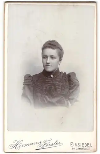 Fotografie Hermann Förster, Einsiedel i. S., Portrait bildschönes Fräulein mit Brosche am Blusenkragen