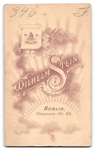Fotografie Wilhelm Stein, Berlin, Portrait blonde Schönheit in elegant bestickter Bluse