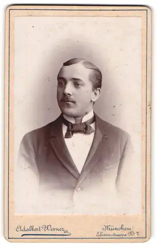 Fotografie Âdalbert Werner, München, Portrait elegant gekleideter Mann mit Fliege