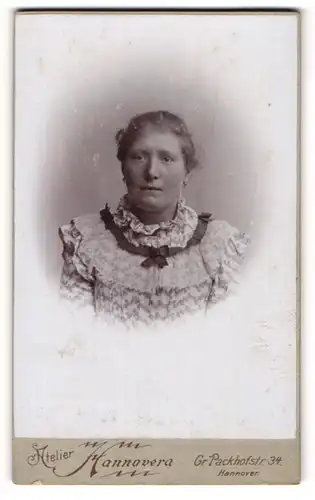 Fotografie Atelier Hannovera, Hannover, Portrait hübsche Dame in gerüschter Bluse