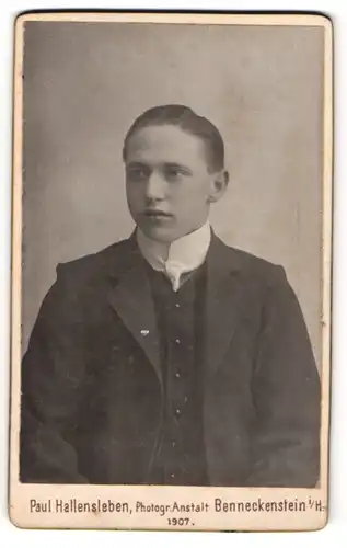 Fotografie Paul Hallensleben, Benneckenstein i. H., Portrait charmanter junger Mann mit zurückgekämmtem Haar