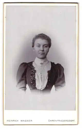 Fotografie Heinrich Wagner, Ehrenfriedersdorf, Portrait bildschöne junge Frau mit Brosche und Halskette