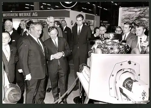 Fotografie Hamburg, Ausstellung Bootschau 1969, Georg Leber am BMW Messestand zur Neueröffnung