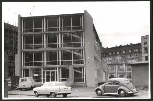 Fotografie Fotograf unbekannt, Ansicht Hamburg, Neubau der Universität, Auto Volkswagen VW Käfer Brezel 1963