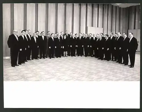 Fotografie Politiker Willi Stoph & Walter Ulbricht, Gruppenbild mit Funktionären und Politikern