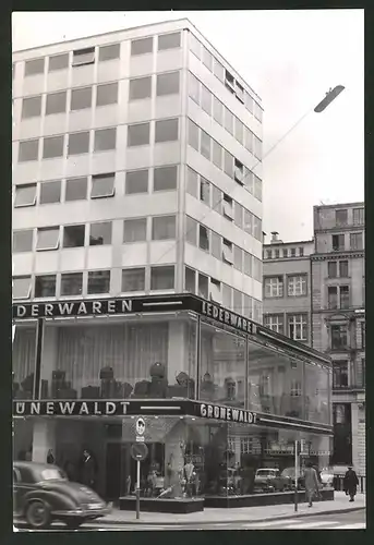 Fotografie Fotograf unbekannt, Ansicht Hamburg, Strasseneck mit Modegeschäft Grünewaldt