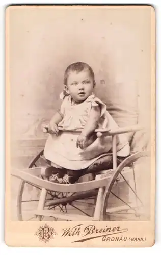 Fotografie Wilh. Breiner, Gronau / Hann., Kleinkind im Kinderwagen