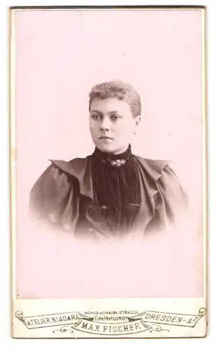 Fotografie Max Fischer, Dresden, Frau mit Brosche am Hals im Portrait