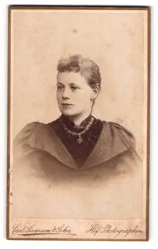 Fotografie Carl Siemsen & Sohn, Hamburg-Eimsbüttel, Frau mit Kleid und Herzanhänger im Portrait