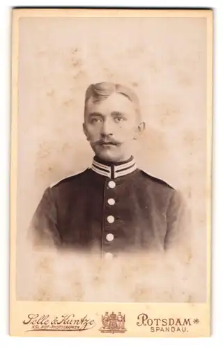 Fotografie Selle & Kuntze, Potsdam, Soldat mit Seitenscheitel im Portrait