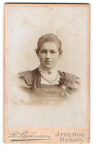 Fotografie P. Buhmann, Itzehoe, Frau mit Kleid & Perlenkette im Portrait