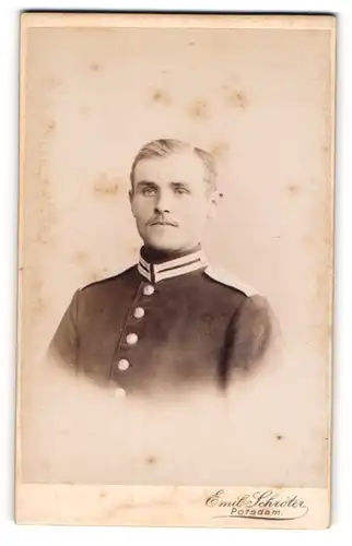 Fotografie Emil Schröter, Potsdam, Soldat mit Schnauzer & Scheitel im Portrait
