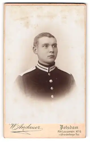 Fotografie W. Andauer, Potsdam, junger Soldat mit zurück gekämmten Haar