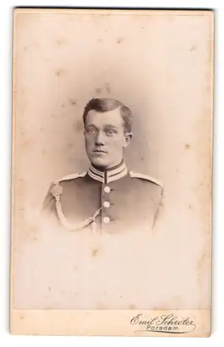 Fotografie Emil Schröter, Potsdam, Soldat mit Schützenschnnur im Portrait