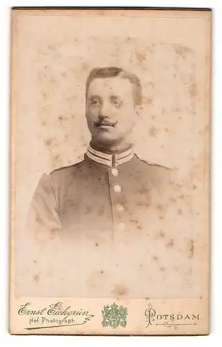 Fotografie Ernst Eichgrün, Potsdam, Soldat mit spitzem Schauzer im Portrait