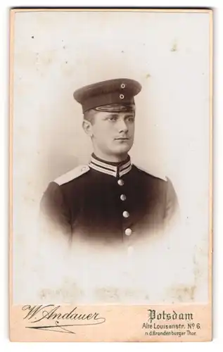 Fotografie W. Andauer, Potsdam, Soldat mit Mütze im Portrait