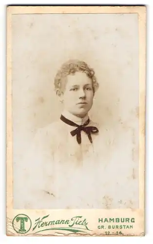 Fotografie Hermann Tietz, Hamburg, Frau mit Locken und Halsschleife im Portrait