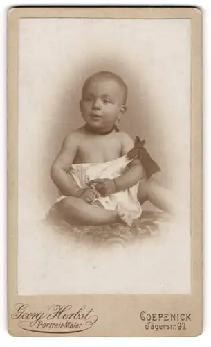 Fotografie Georg Herbst, Berlin-Coepenick, Frieda Brendel als Baby mit Schleife