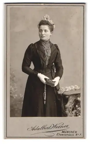 Fotografie Adalbert Werner, München, Portrait Fräulein in festlicher Kleidung