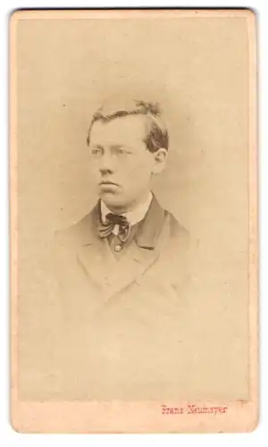 Fotografie Franz Neumayer, München, Portrait halbwüchsiger Knabe in Anzug mit Brille