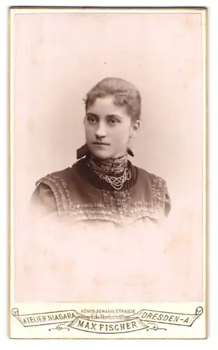 Fotografie Max Fischer, Dresden-A, Portrait Fräulein mit zusammengebundenem Haar