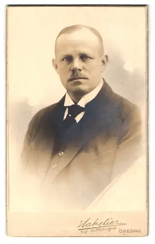 Fotografie Hakelier, Örebro, Portrait Herr in Anzug mit Krawatte