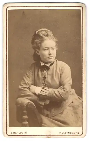 Fotografie C. Dahlquist, Helsingborg, Portrait junge Frau mit aufwendiger Frisur