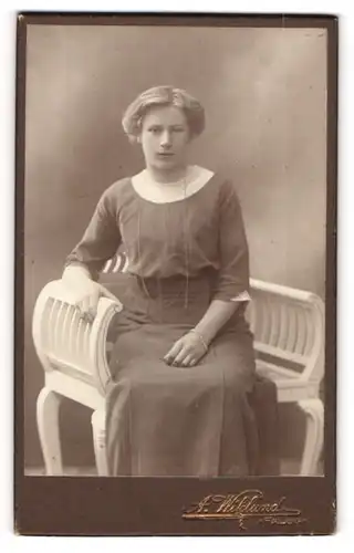 Fotografie A. Wiklund, Falun, Portrait junge Frau in zeitgenöss. Kleidung